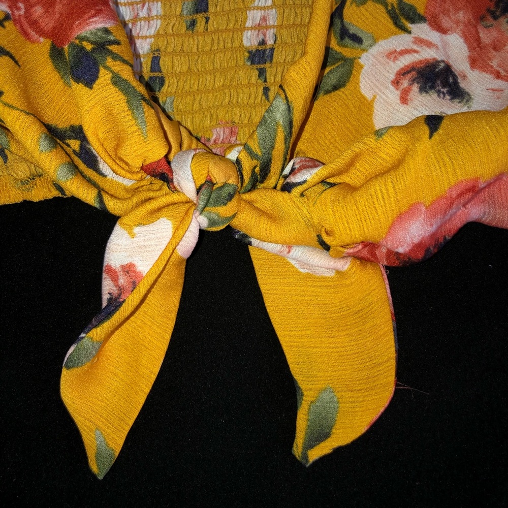 Cropped Flowy Tie Front Floral Top - Picture 8 of 11